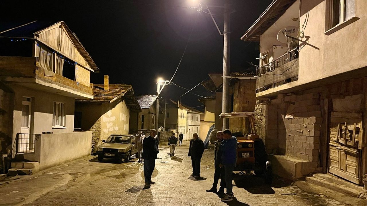 Kütahya'da Artçı Sarsıntılar Köylüleri Gece Dışarıda Bıraktı