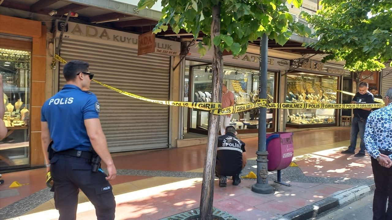 Manisa'da Kuyumcu Dükkanına Silahlı Saldırı
