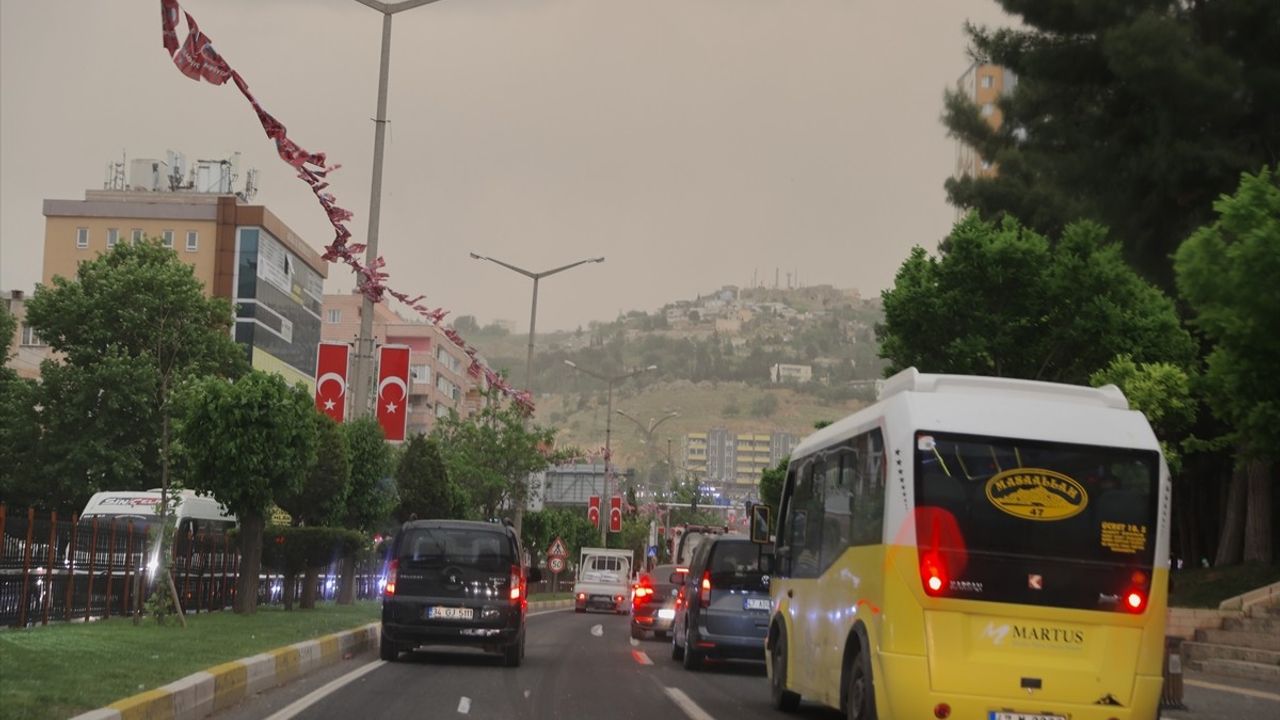 Mardin'de Şiddetli Fırtına ve Sağanak Yağış Etkili Oldu