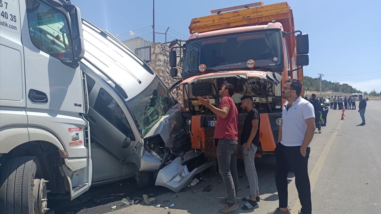 Mersin'de Kontrolden Çıkan Kamyon 15 Araçlık Zincirleme Kazaya Neden Oldu