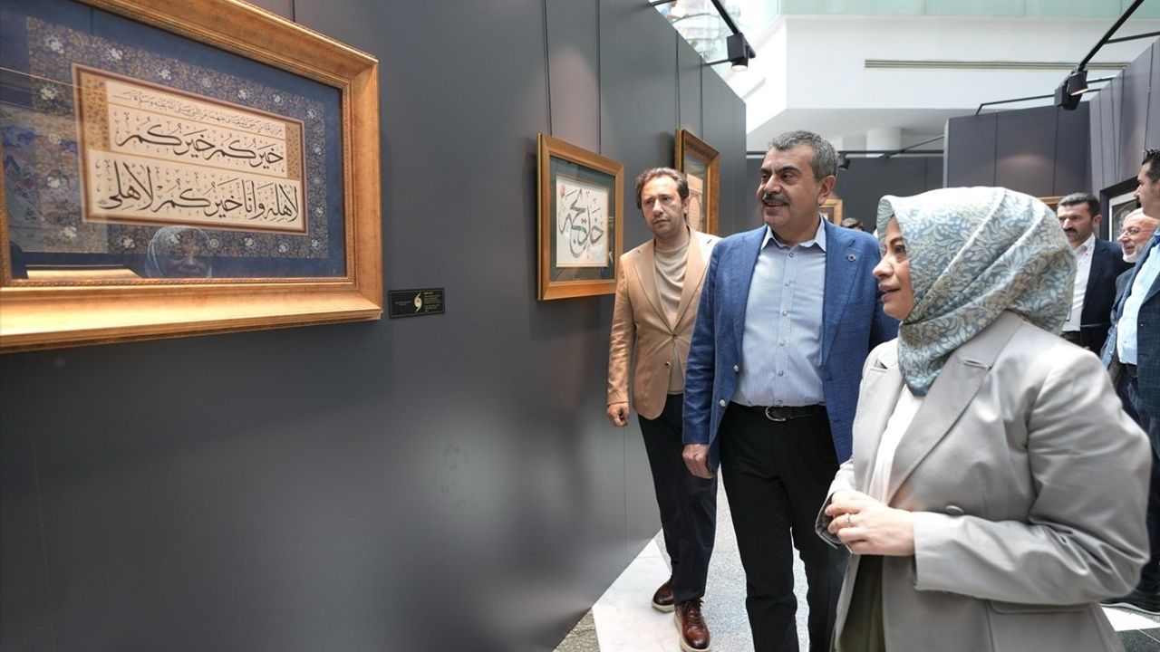 Milli Eğitim Bakanı Tekin, Uluslararası İslam Sanatları Fuarı'nı Ziyaret Etti