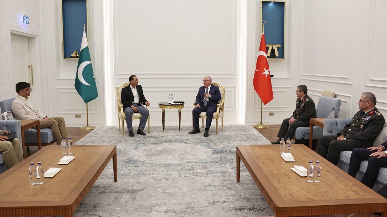 Milli Savunma Bakanı Güler, Pakistan Kara Kuvvetleri Komutanı ile İstanbul'da Bir Araya Geldi