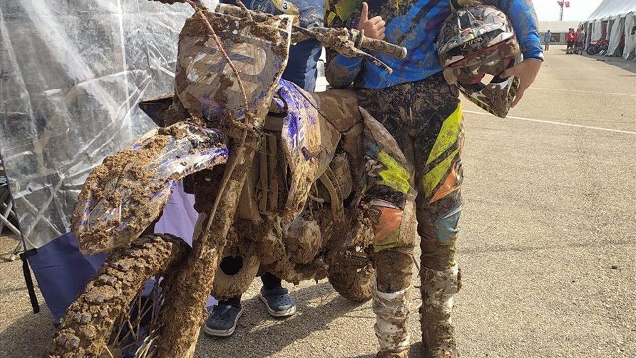 Motokrosçu Kızların Başarı Yolu: Aile Desteğiyle Hedeflerine Odaklandılar