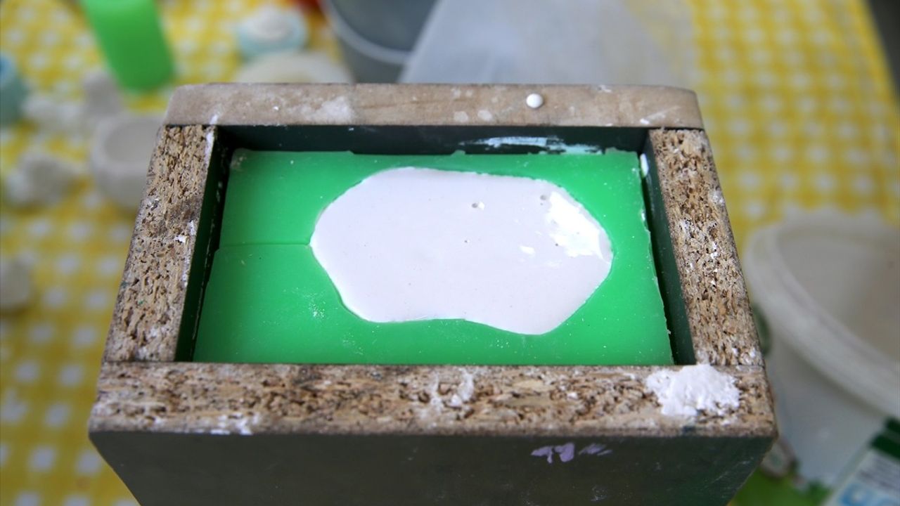 Muş Alparslan Üniversitesi'nde Öğrenciler Sultan Alparslan Temalı Hediyelik Ürünler Üretiyor