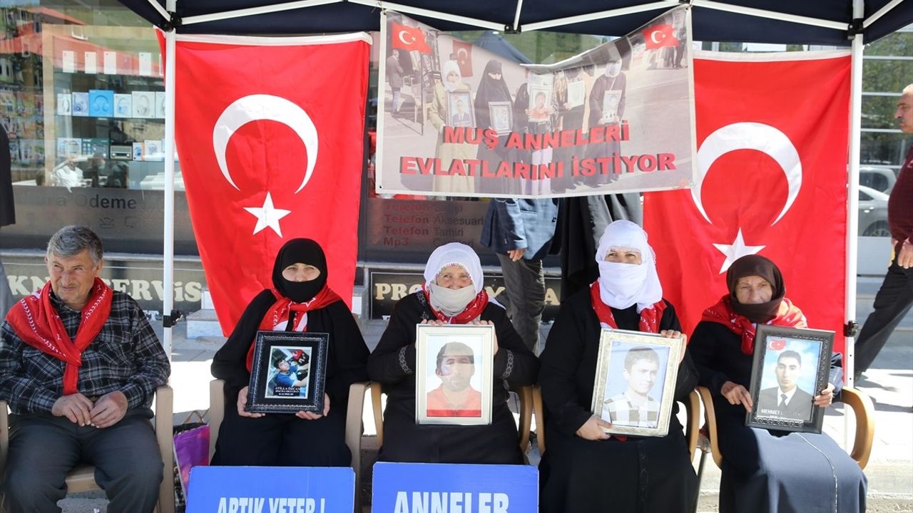 Muş'ta Ailelerden Çocuklarına Kavuşma Mücadelesi