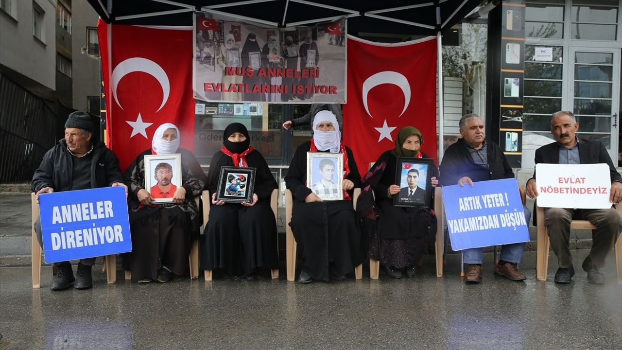 Muş'ta Evlatlarına Kavuşmak İçin Eylem Düzenleyen Aileler Memnuniyetini Dile Getirdi
