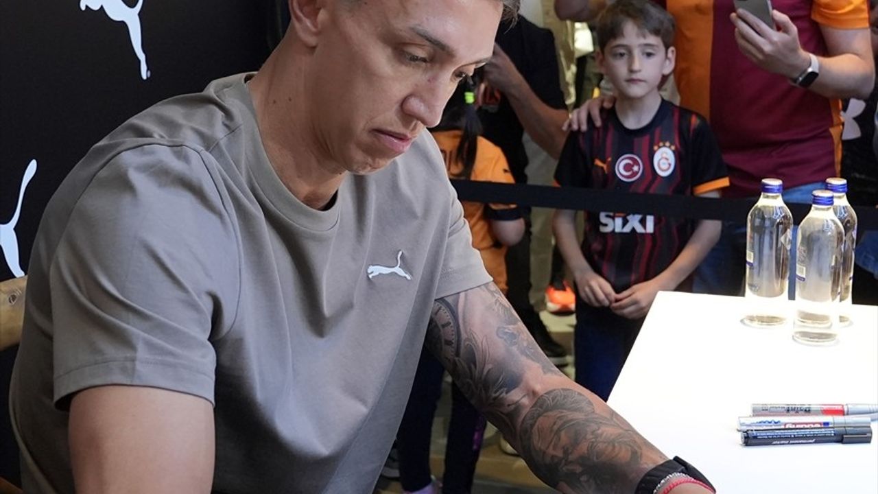 Muslera İmza Gününde Taraftarla Buluştu