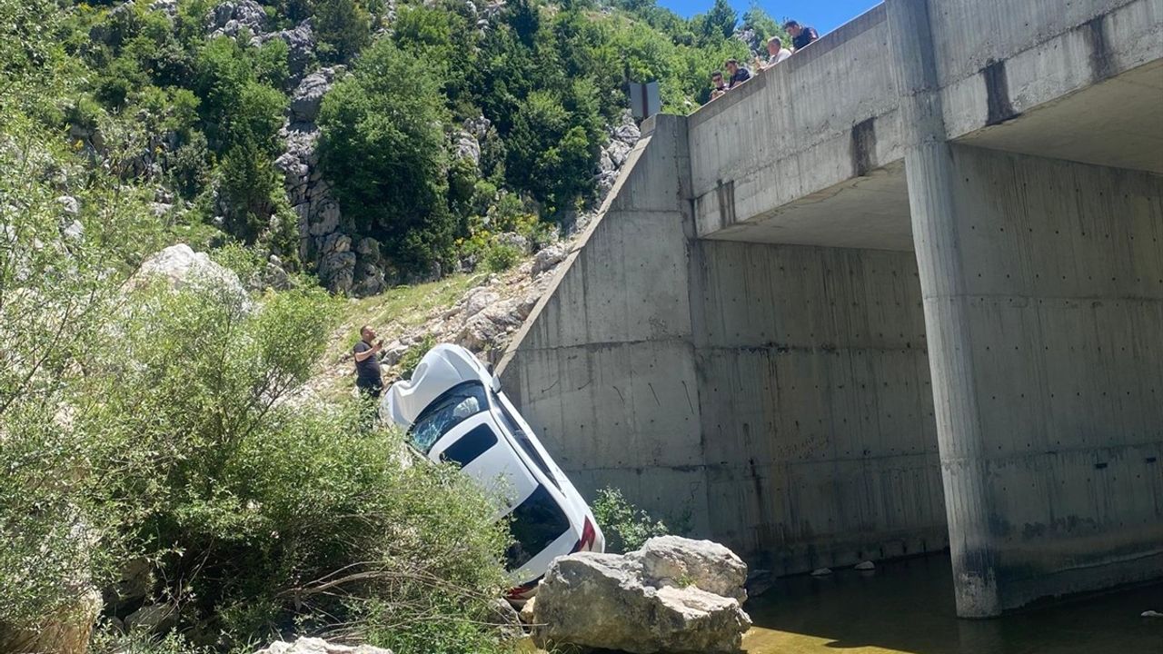 Osmaniye'de Dere Yatağına Düşen Araçta 4 Yaralı