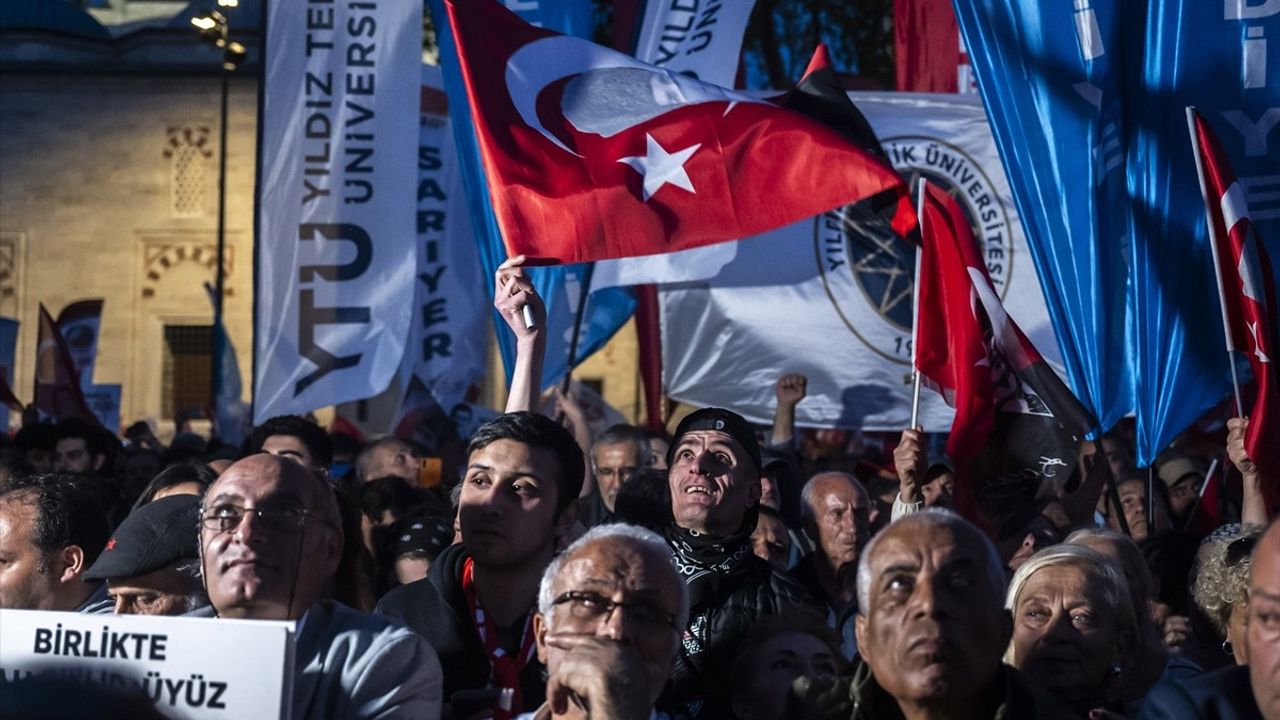 Özgür Özel Beyazıt Meydanı'nda Mücadele Dedi