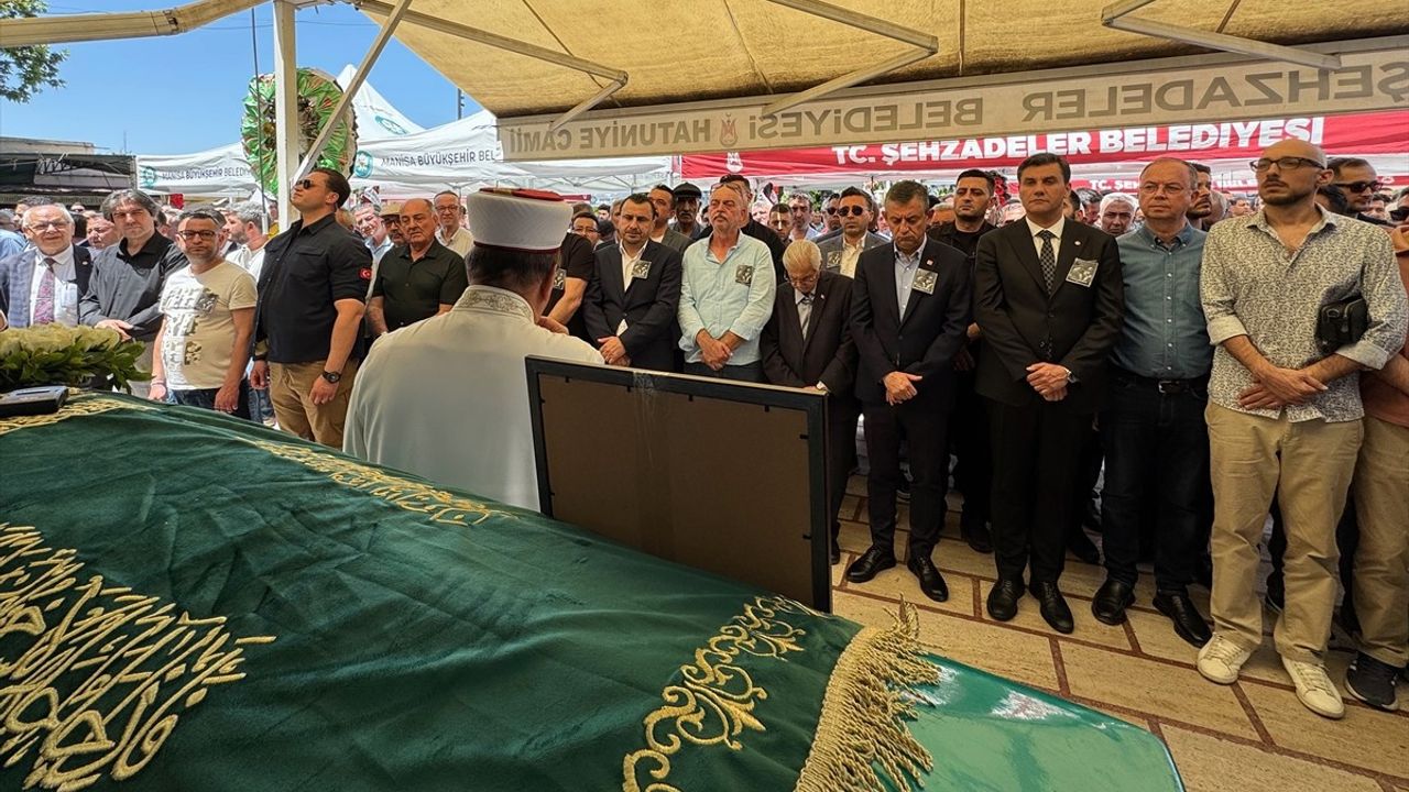 Özgür Özel, Manisa'da Cenaze Törenine Katıldı