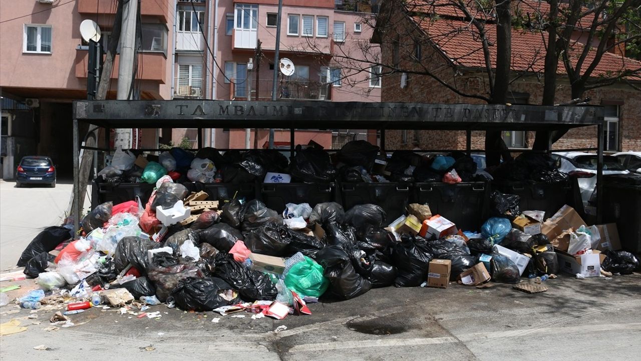 Priştine'de Grev Nedeniyle Çöp Yığınları Oluştu