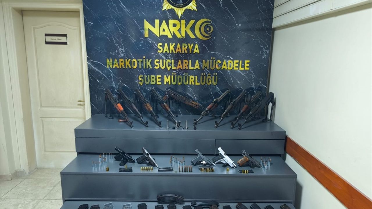 Sakarya'da Kaleşnikof Bulunan Polis Memuruna 3 Tutuklama