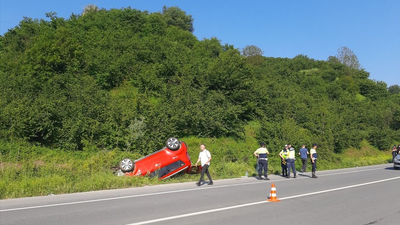 Sakarya'da Otomobil Devrildi: 4 Yaralı