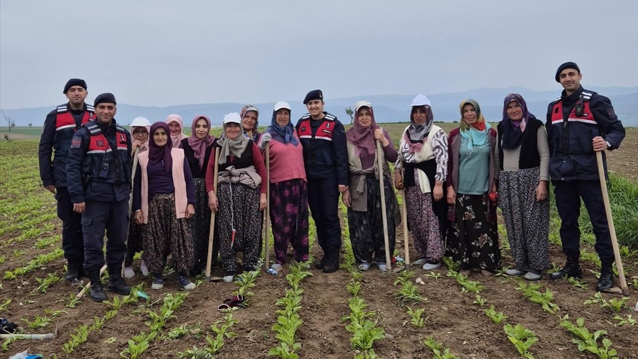 Samsun'da Jandarma, Kadınların 1 Mayıs'ını Kutladı