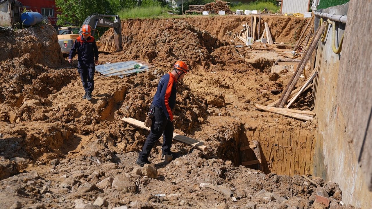 Sancaktepe'de İnşaat Göçüğü: İki İşçi Kurtarıldı