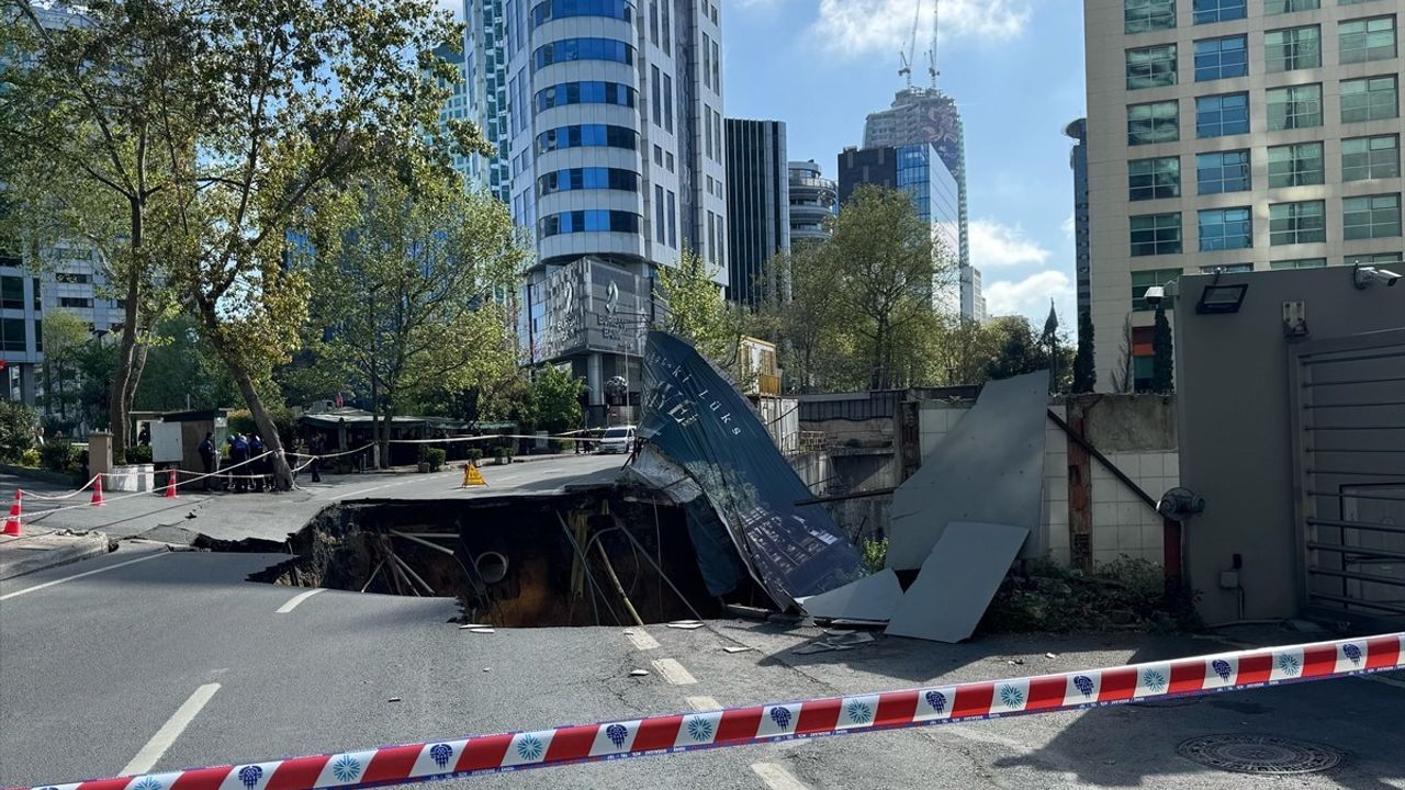 Sarıyer'de Eski Büyükdere Caddesi'nde Çökme Yaşandı