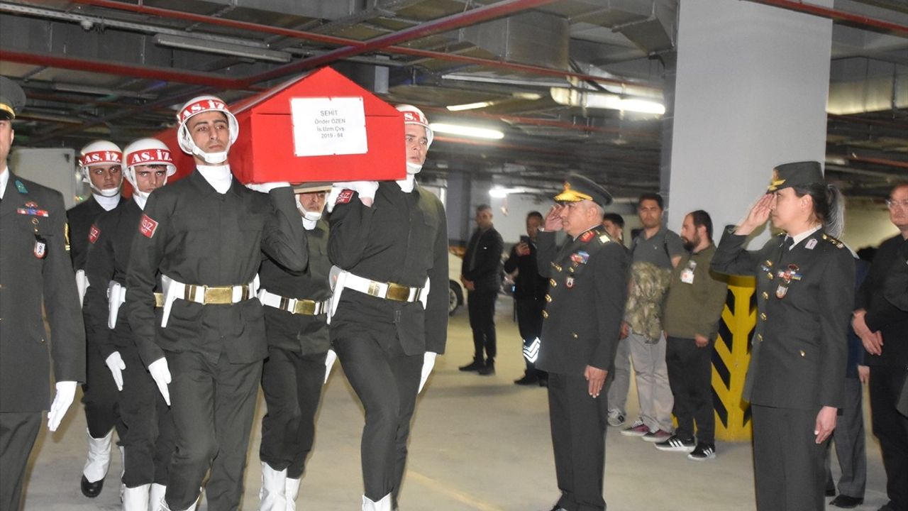Şehit İstihkam Uzman Çavuş Önder Özen'in Naaşı Afyonkarahisar'a Getirildi