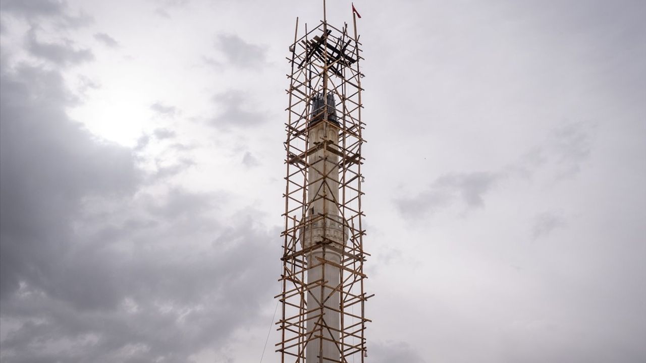 Sincan'daki Camii Minaresine Yıldırım Düşmesi Sonrası Yangın