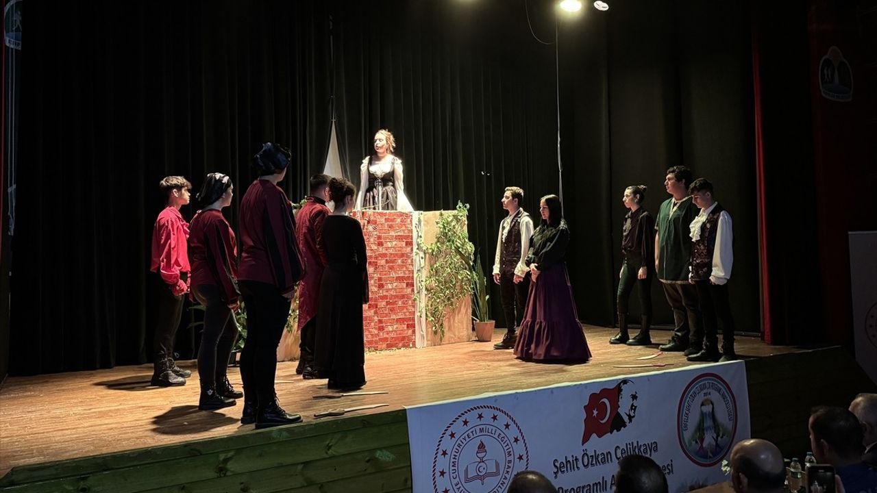 Sinop'ta Lise Öğrencileri, 'Romeo ve Juliet'i İngilizce Sahneledi