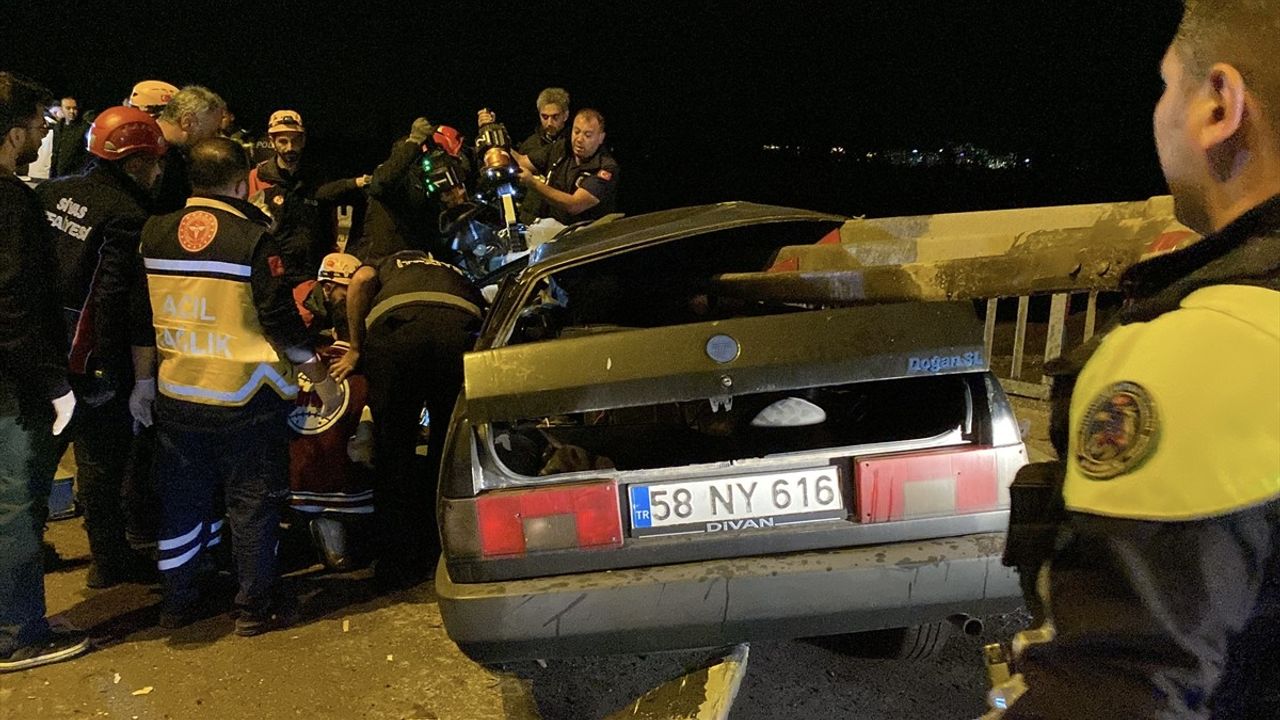 Sivas'ta Bariyere Saplanan Otomobilin Sürücüsü Kurtarıldı