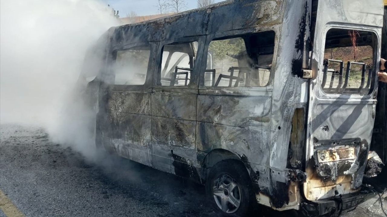 Sivas'ta Havalimanı Çalışanını Taşıyan Minibüs Yangını
