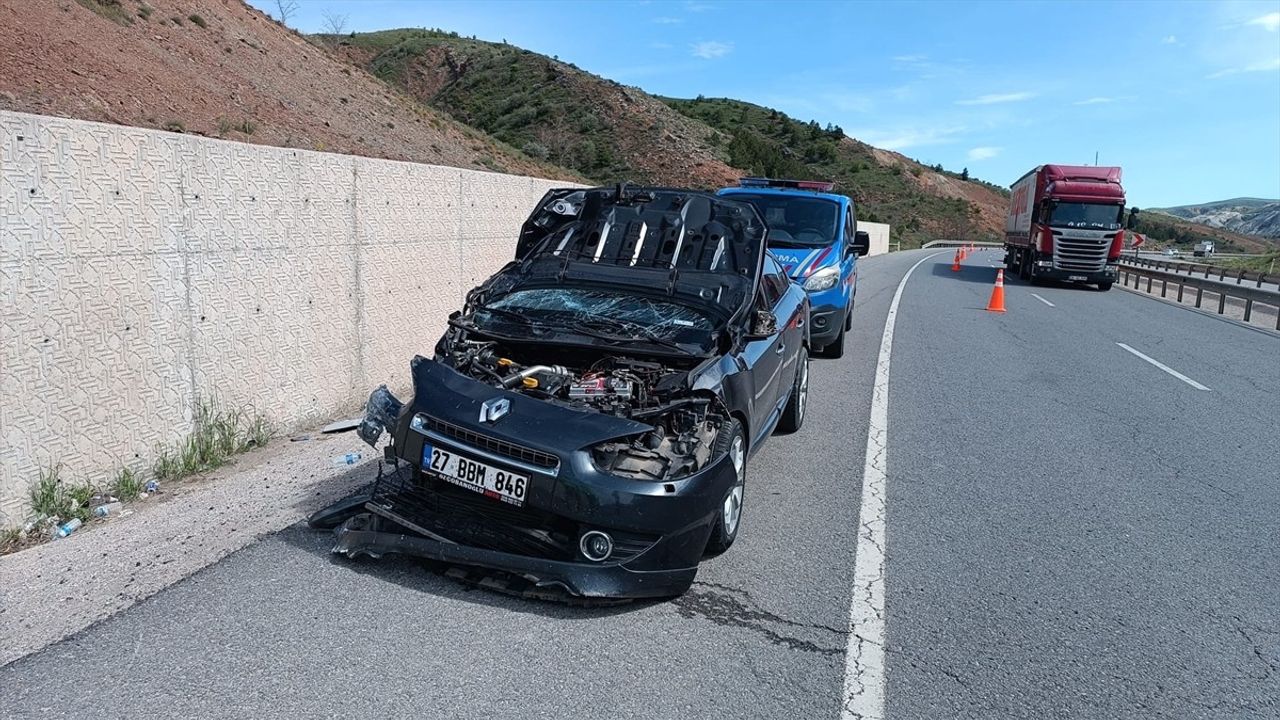 Sivas'ta İki Ayrı Trafik Kazası: 4 Yaralı