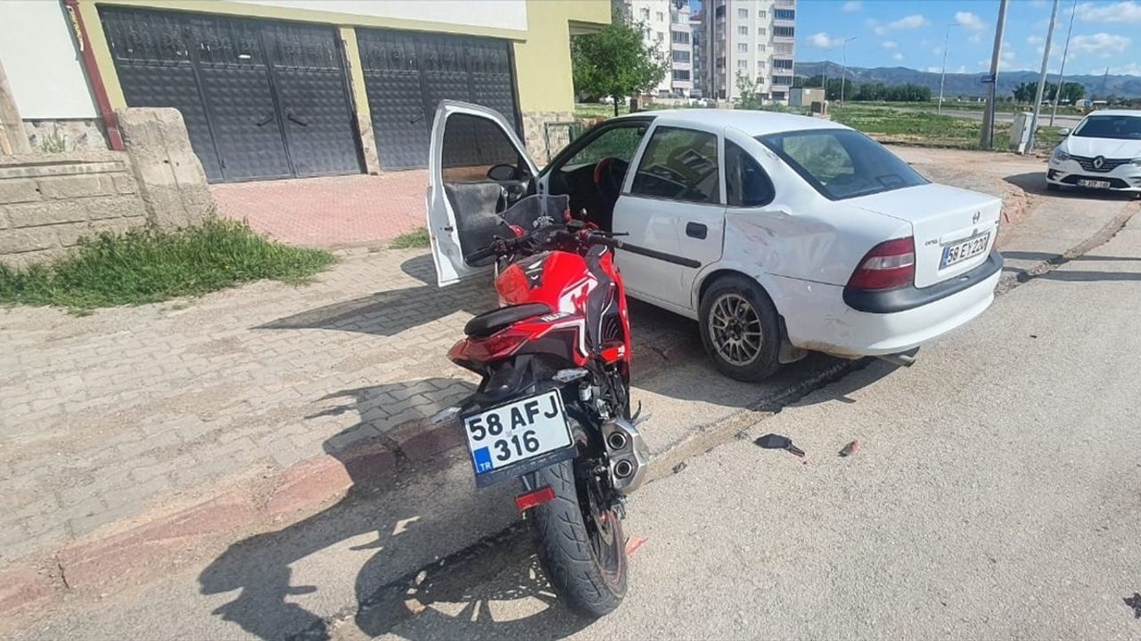 Sivas'ta Motosiklet ve Otomobil Çarpıştı: İki Yaralı