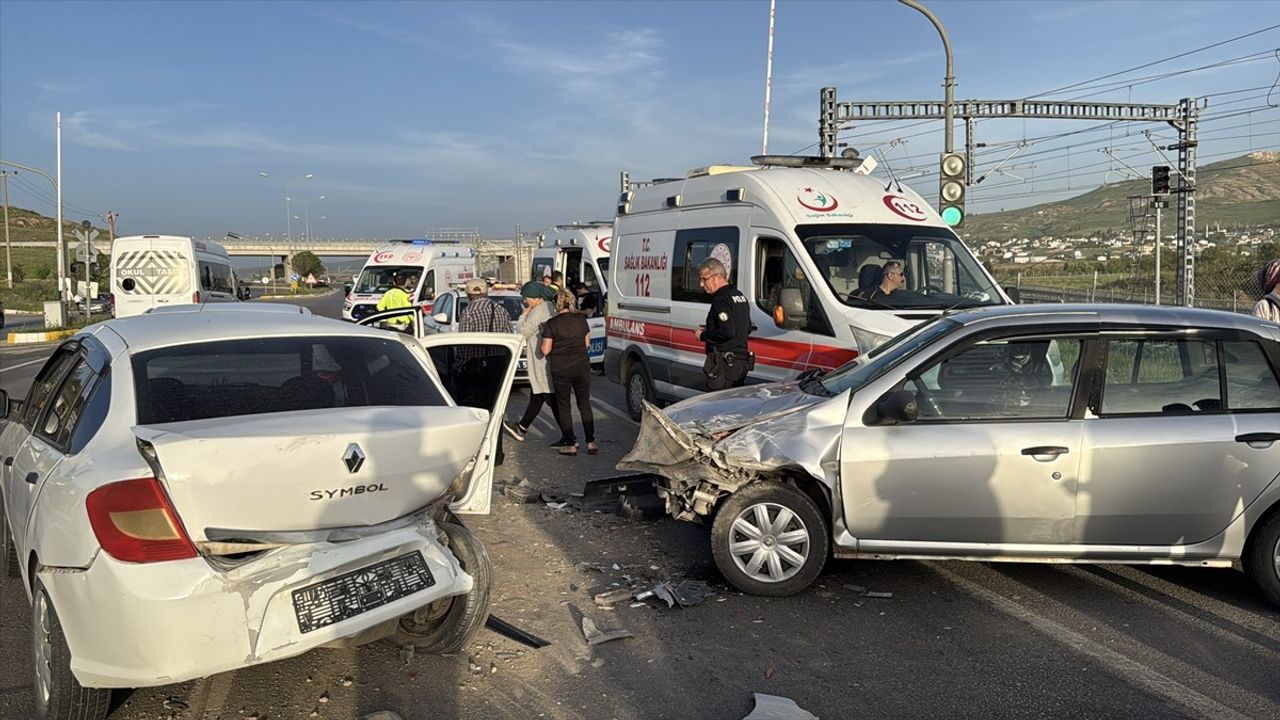 Sivas'ta Zincirleme Trafik Kazası: 4 Yaralı