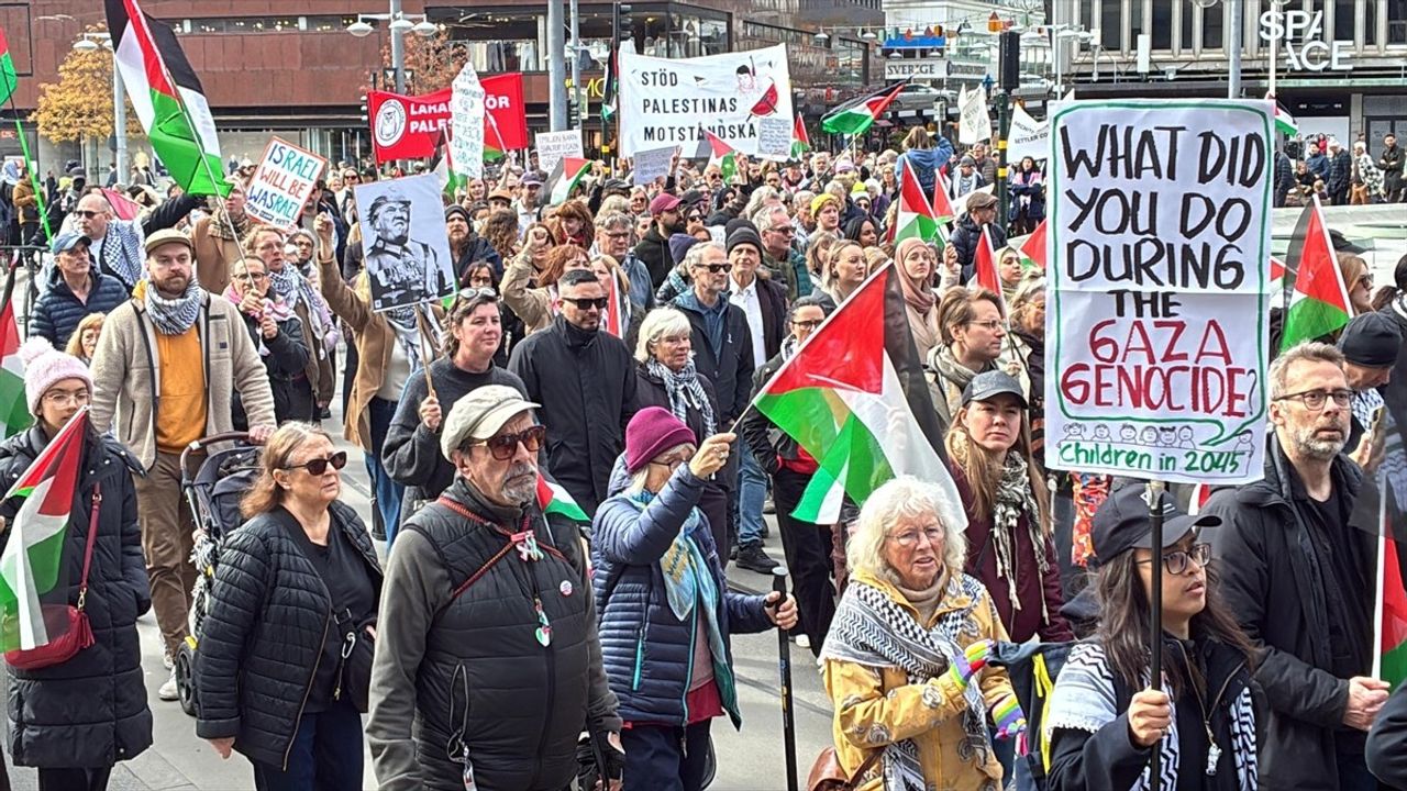 Stockholm'de İsrail'in Gazze'ye Şiddetini Protesto Etti