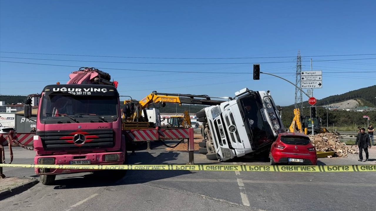 Sultanbeyli'de Kamyon, Sürücü Kursu Otomobiline Devrildi