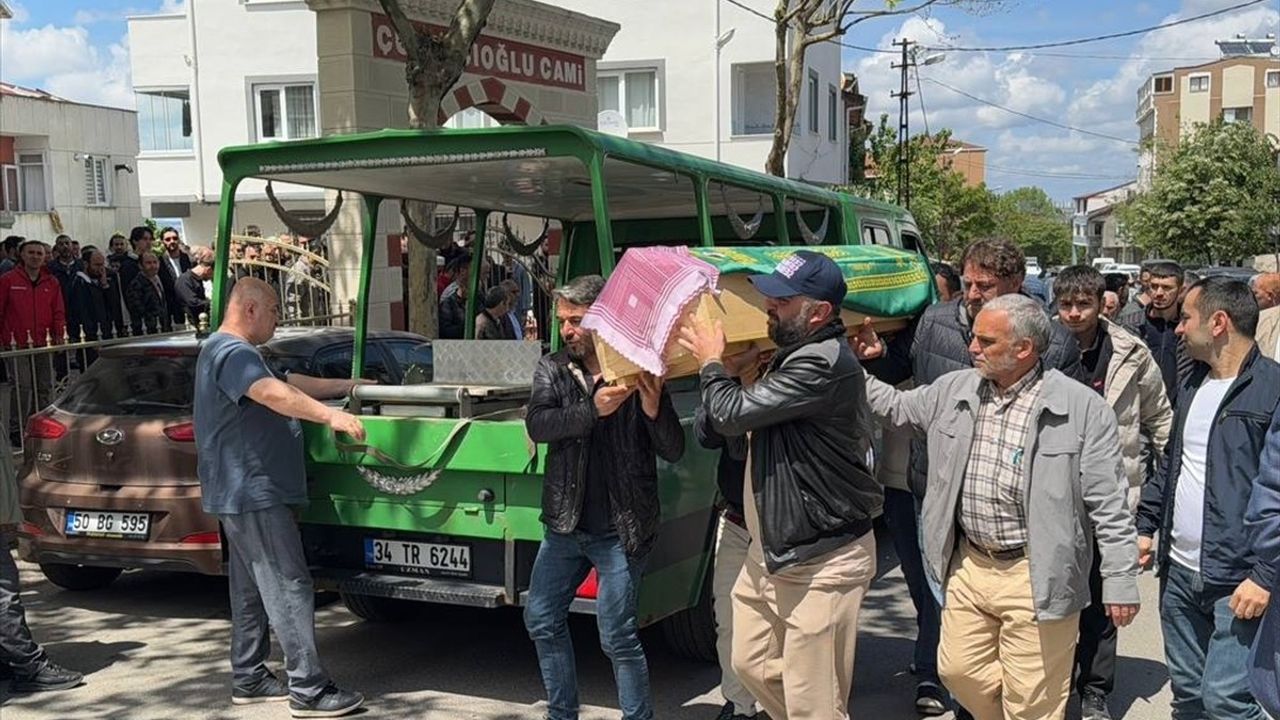 Sultanbeyli'de Trafik Kazasında Hayatını Kaybeden Kız Çocuğu Uğurlandı