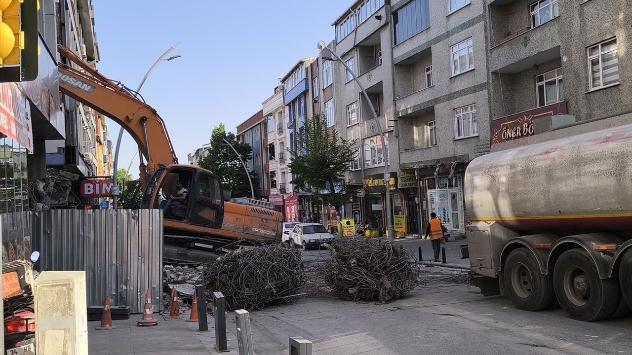 Sultangazi'de Bina Yıkımı Sırasında Hasar İddiası