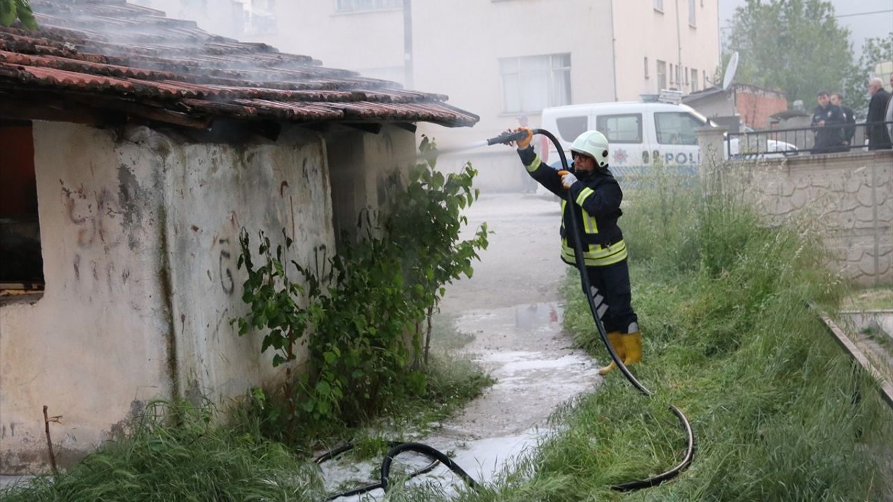 Taşova'da Yangın: Ahşap Ev Kullanılamaz Hale Geldi