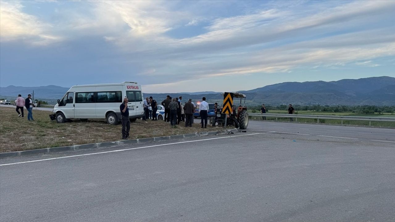 Tokat'ta Minibüs ve Traktör Çarpıştı
