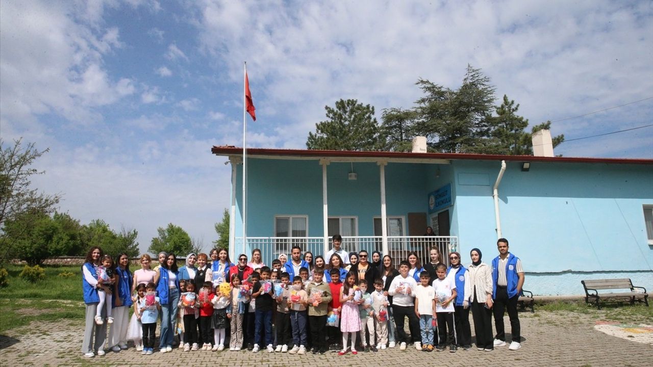 Tokat'ta Öğrenciler, Ürettikleri Oyuncakları Köy Okulunda Dağıttı