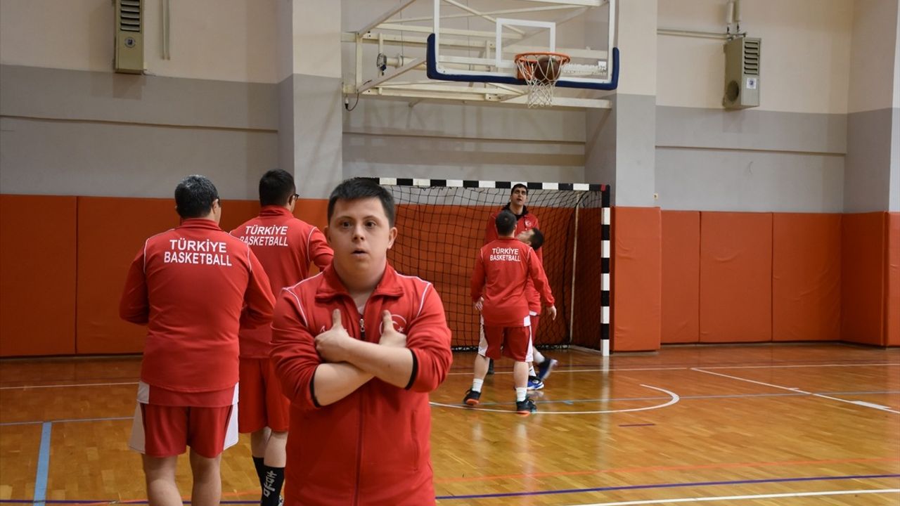 Trabzon'da Dostluk Maçı: Down Sendromlular Basketbol Milli Takımı ve Üniversite Öğrencileri Bir Araya Geldi