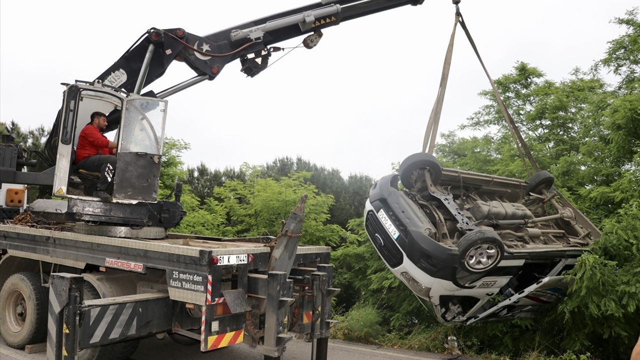 Trabzon'da Şarampole Devrilen Minibüs Kazasında 5 Yaralı