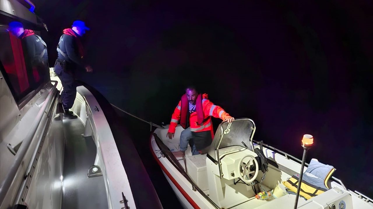 Trabzon'da Sürüklenen Tekne Kurtarıldı
