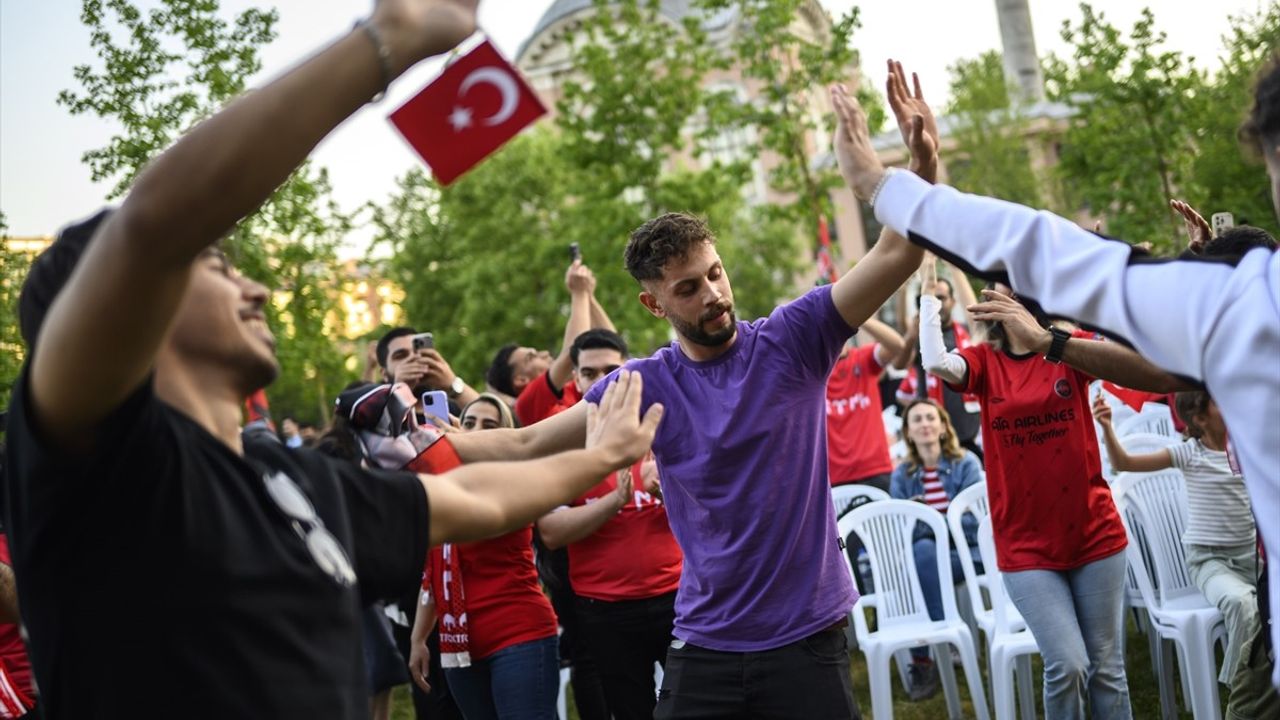 Traktör Taraftarları İstanbul'da Şampiyonluğu Coşkuyla Kutladı