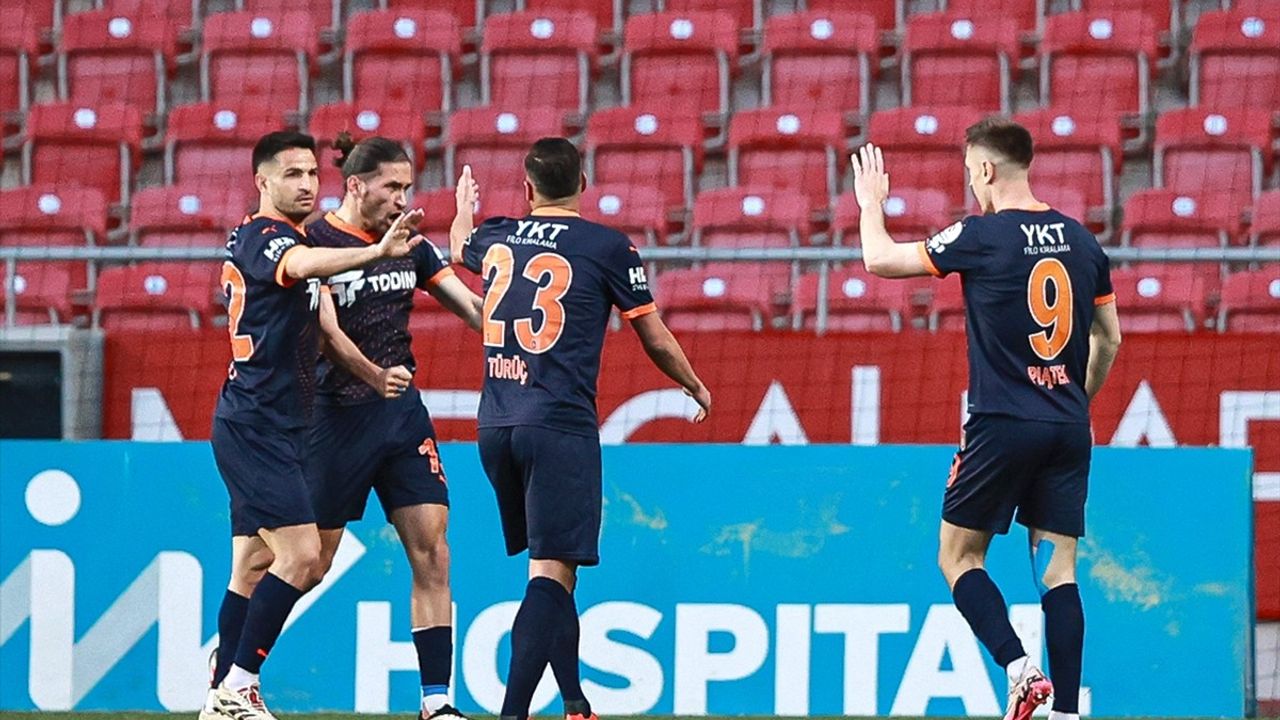 Trendyol Süper Lig: Başakşehir, Hatayspor'u İlk Yarıda Geçti