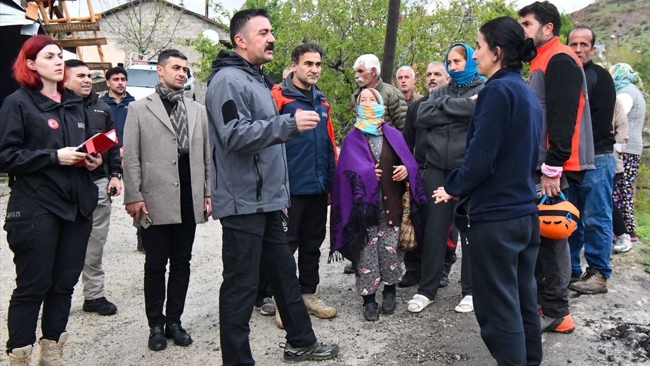 Tunceli'de Şiddetli Rüzgar Zarara Yol Açtı