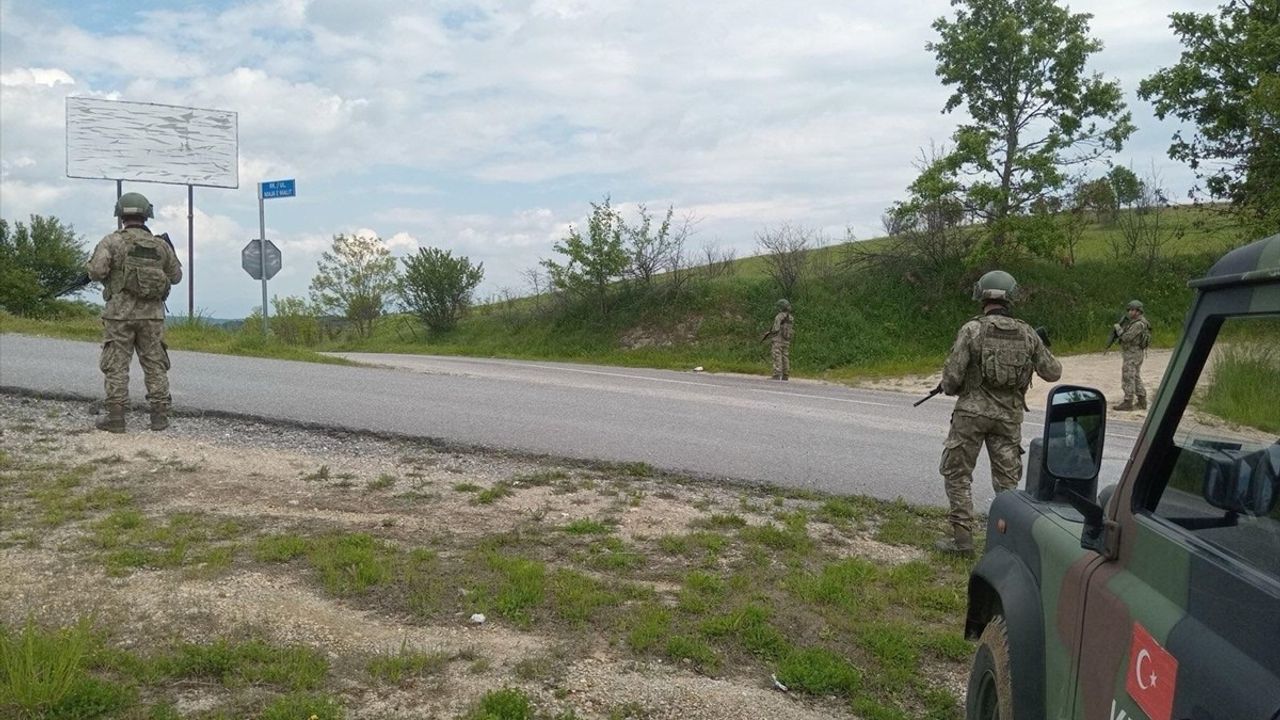 Türk Askeri Kosova'da Güvenlik İçin Devriye Faaliyetlerini Sürdürüyor