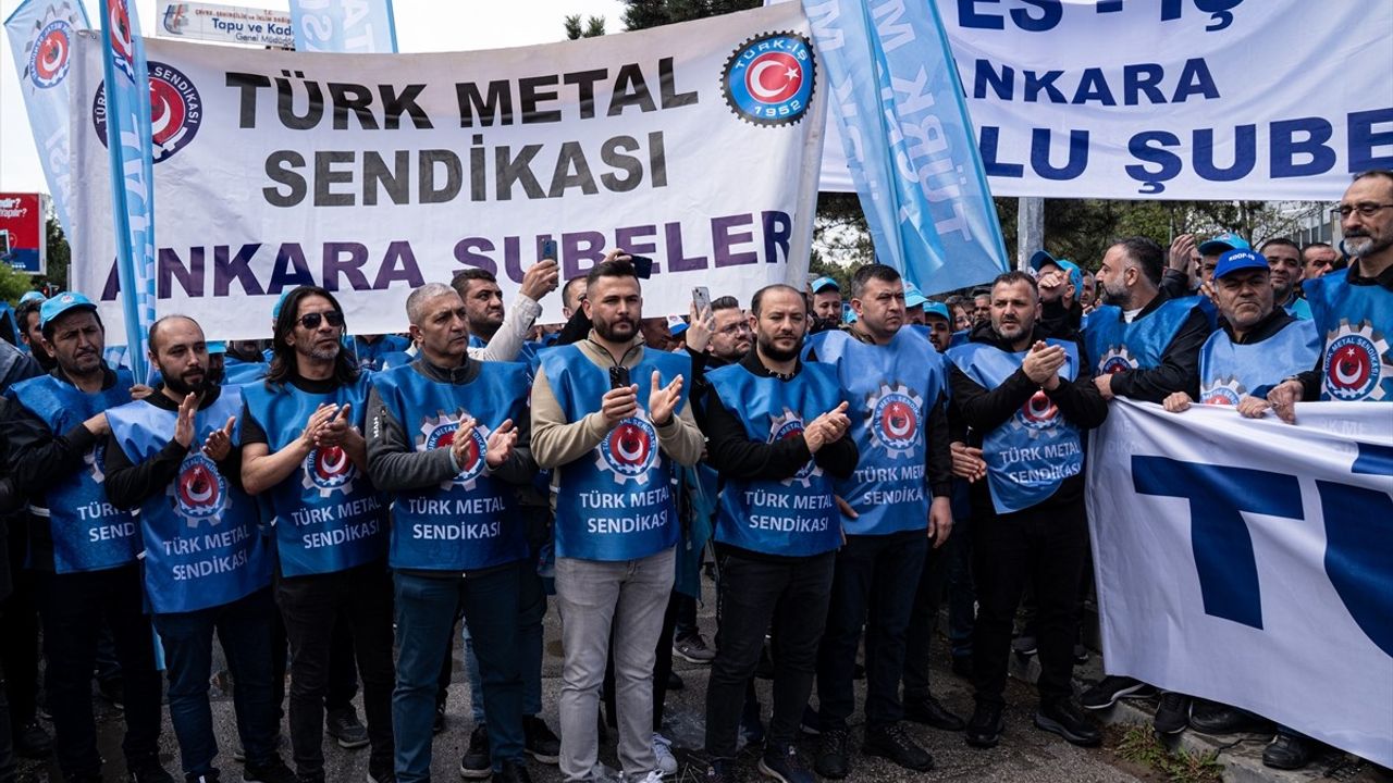 Türk-İş Hazine ve Maliye Bakanlığı Önünde 1 Mayıs Basın Açıklaması