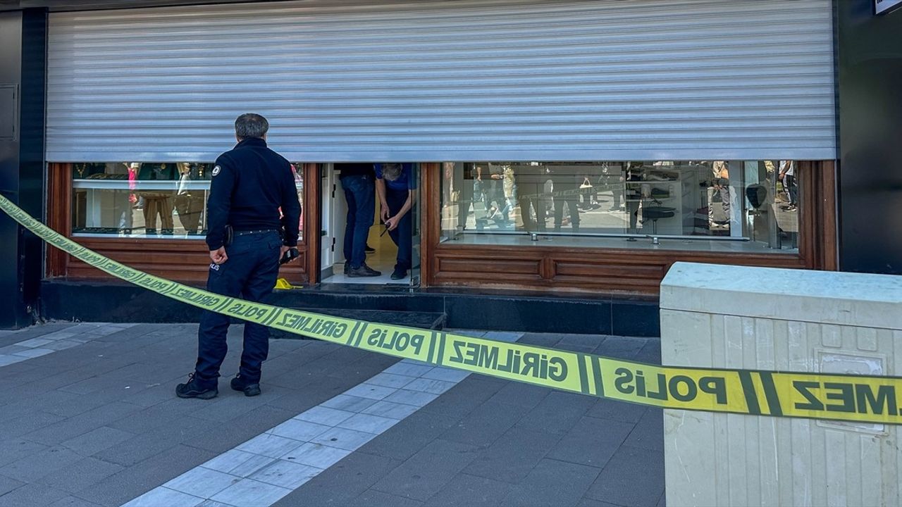Uşak'ta Kuyumcuya Silahlı Saldırı: 2 Yaralı