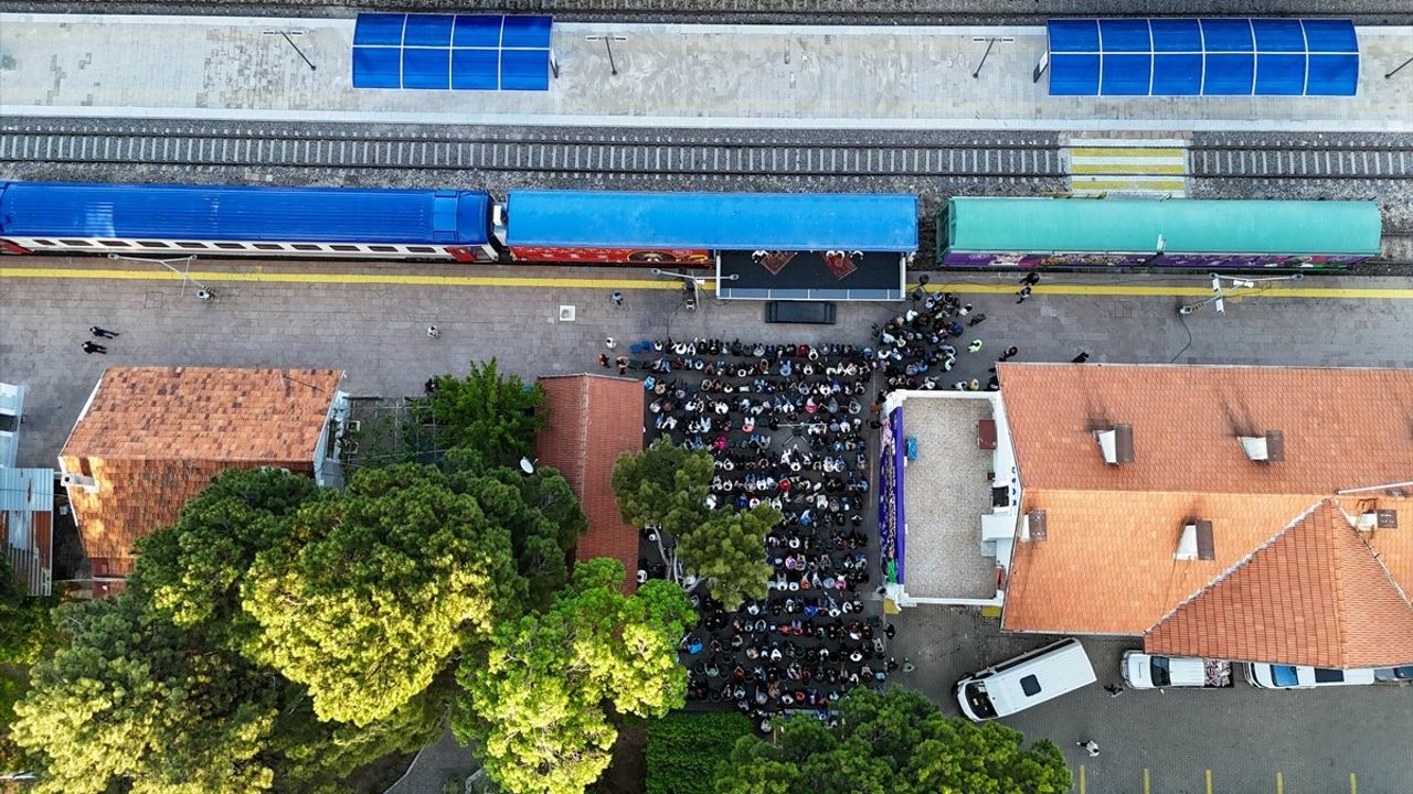 Uşak'ta 'Misafir' Oyunu Vagon Sahne Projesi Kapsamında Sahnelendi