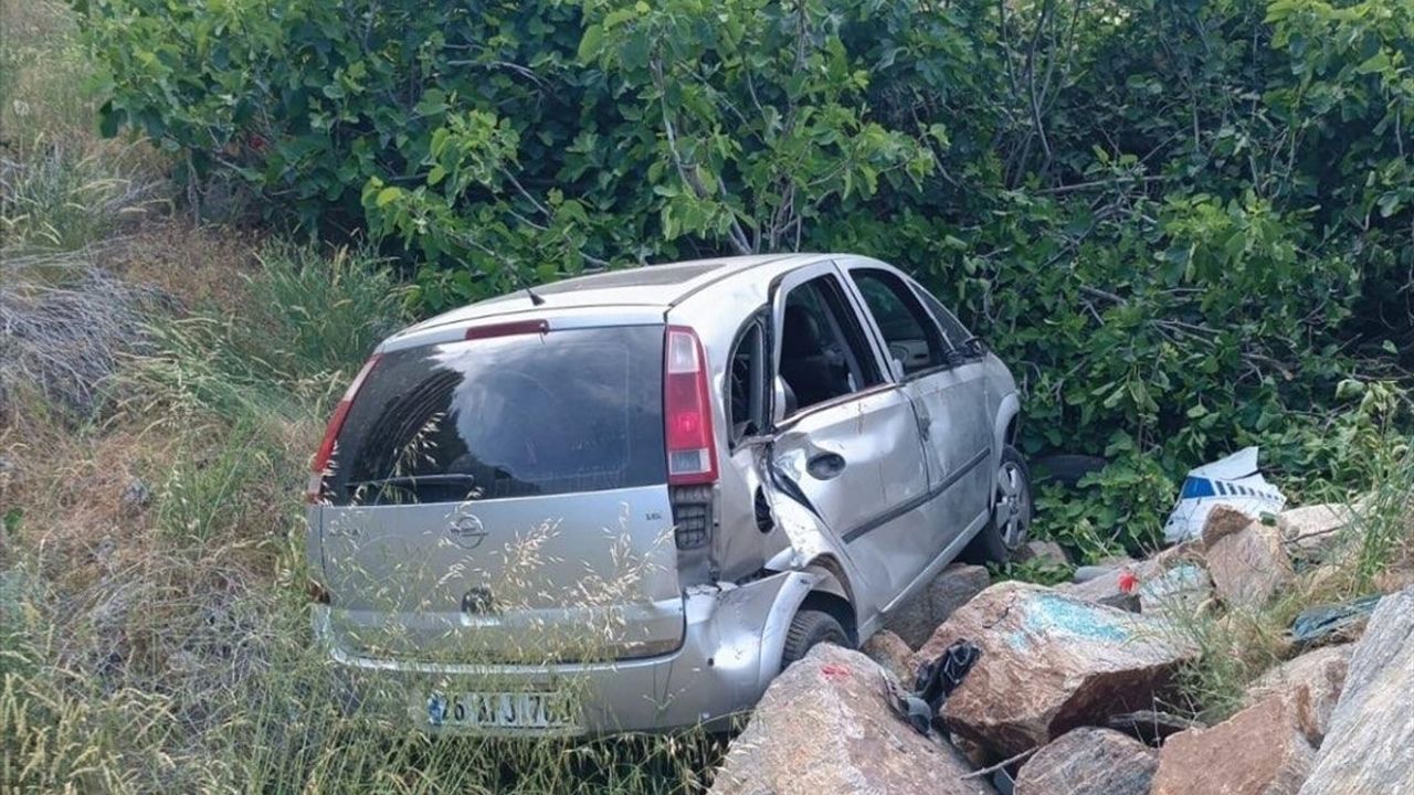 Uşak'ta Otomobil Devrildi: 4 Yaralı