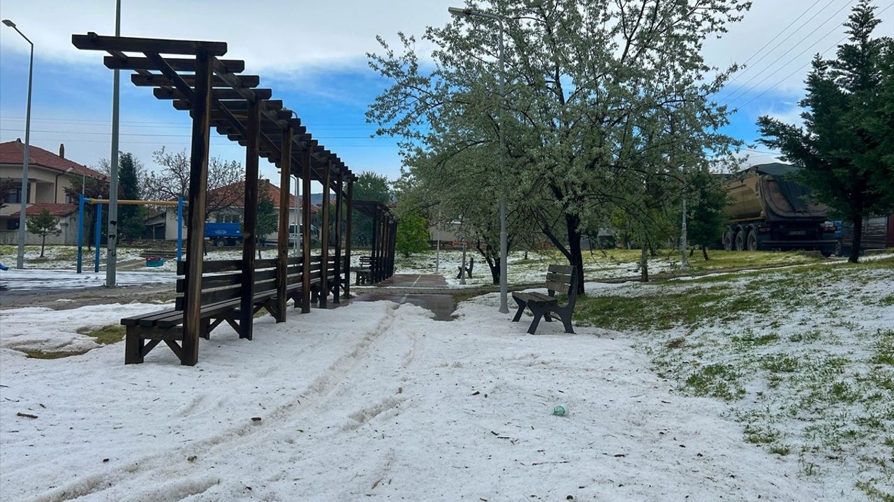 Uşak'ta Sağanak ve Dolu Etkili Oldu