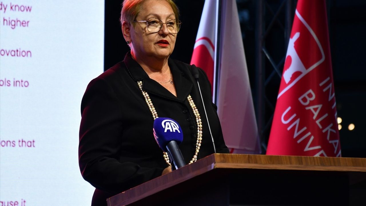 Üsküp'teki Uluslararası Balkan Üniversitesi'nde Mezuniyet Coşkusu