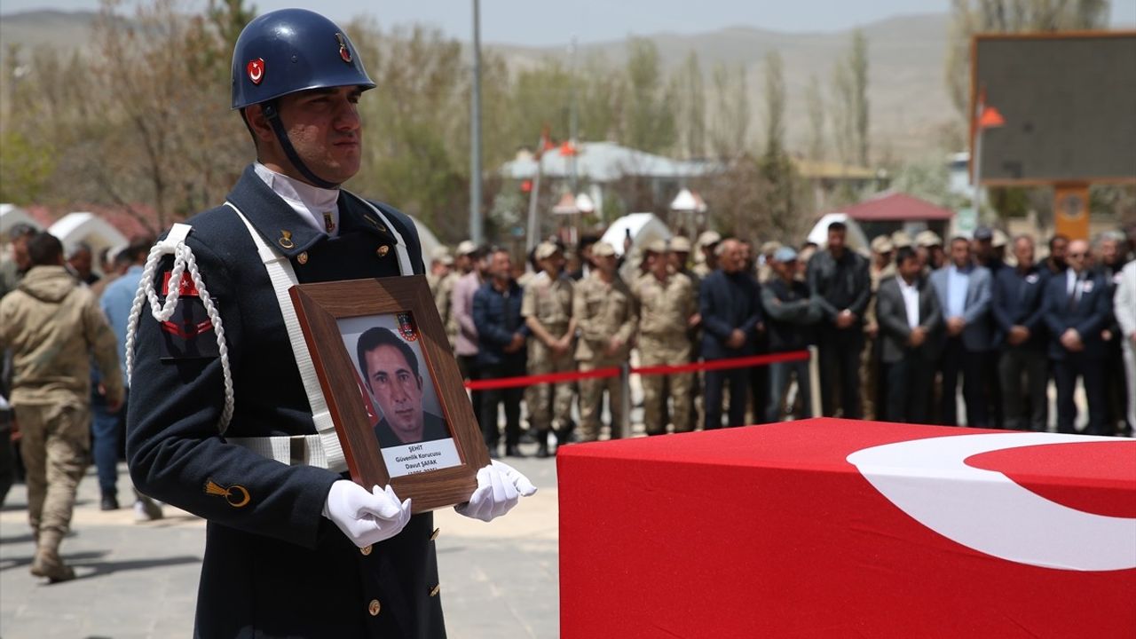 Van'da Kalp Krizi ile Şehit Olan Güvenlik Korucusu Son Yolculuğuna Uğurlandı