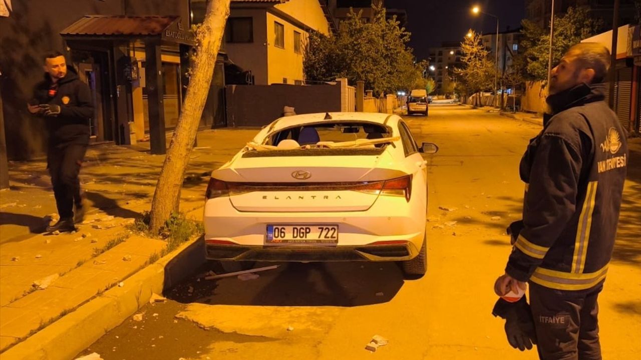 Van'da Şiddetli Rüzgar Çatılara Zarar Verdi